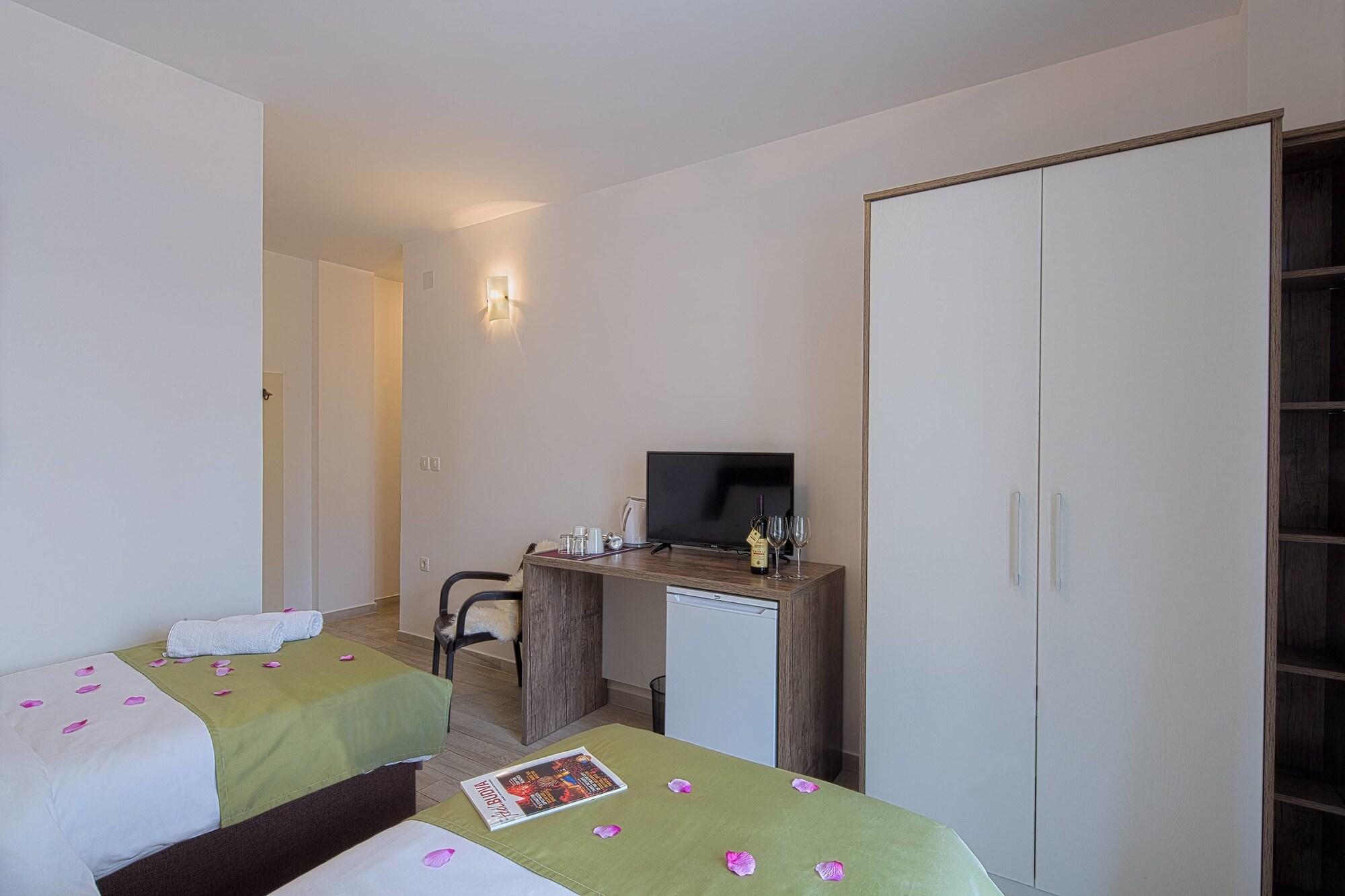 Le Marc Guest House Будва Екстериор снимка